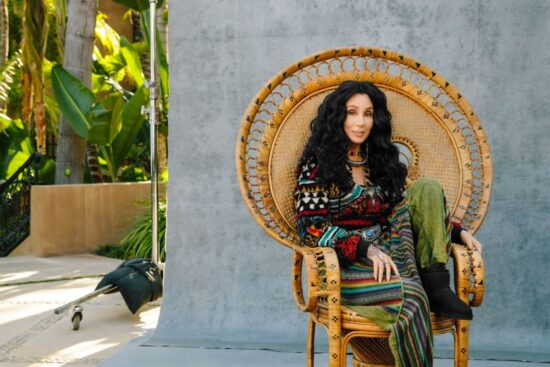 ¡Cher: La Reina del Escenario y la Pantalla que Encantó al Mundo!