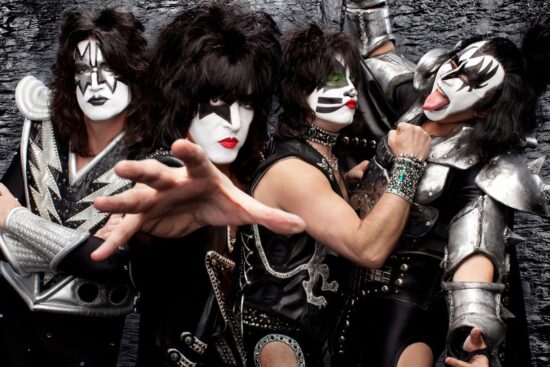 ¡El legendario grupo de hard rock KISS desata su himno inolvidable: ‘I Was Made For Loving You’!